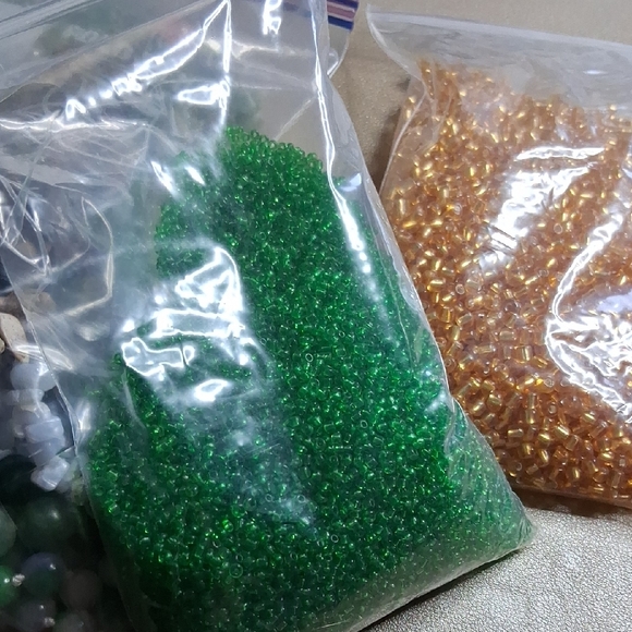 Full Quart Bag Lot of Mostly Gemstone Beads And 2 Packs of Seed Beads - Picture 11 of 11